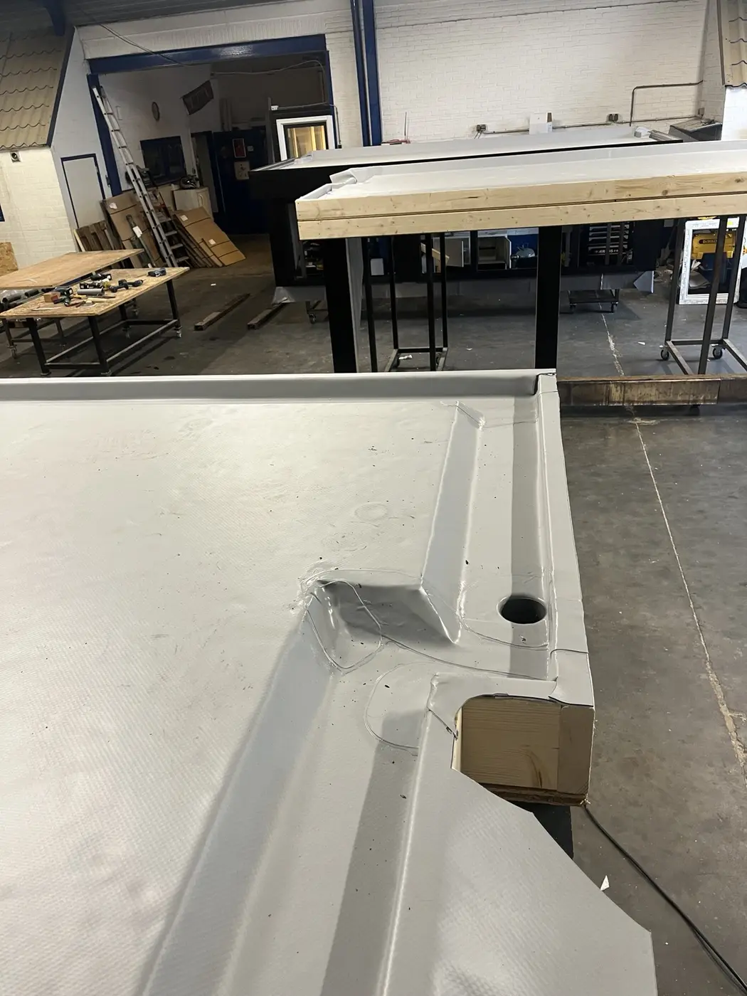 Technisch detail van kunststof dakbedekking en dakafvoer